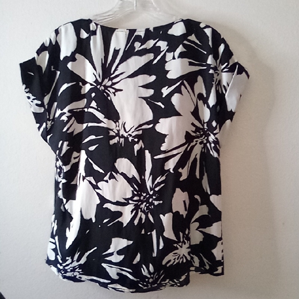 Nine West Black and White Floral Short Sleeve Blouse - Picture 2 of 6